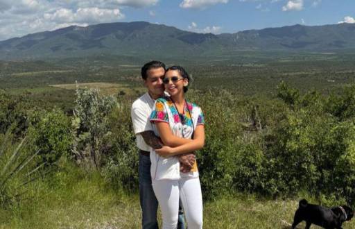 Fotografía de Ángela Aguilar junto a su pareja Christian Nodal