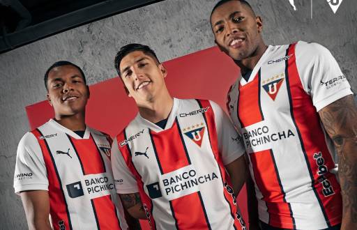 Jugadores de Liga de Quito lucen la nueva camiseta por sus 106 años