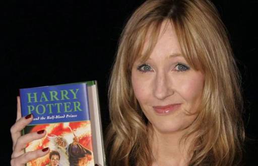 J.K. Rowling con el libro de Harry Potter y el Misterio del Príncipe