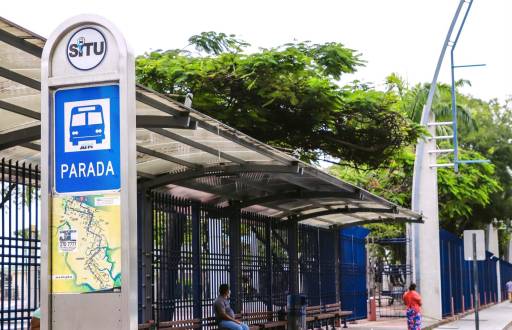 Imagen de un paradero de bus en Guayaquil, frente al Malecón 2000.