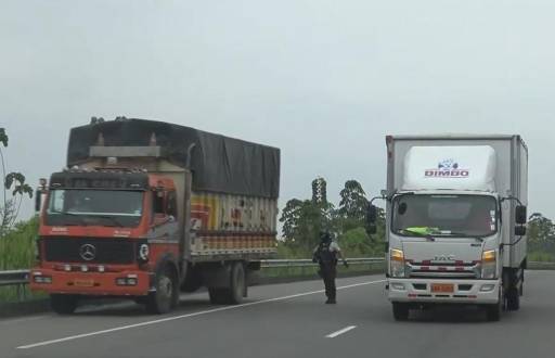 Camiones circulan en vías de Ecuador.