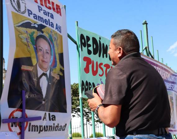 El padre de Pamela Ati durante un plantón frente al Ministerio de Defensa en Quito el 29 de julio de 2024.