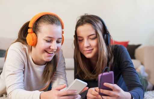 Foto referencial de adolescentes utilizando un teléfono