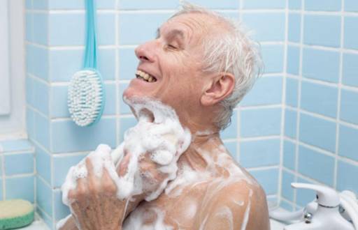 Imagen referencial de adulto mayor tomando una ducha.