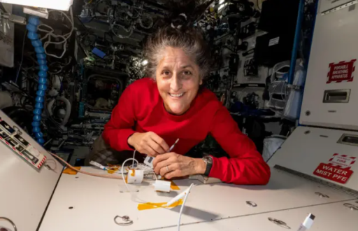 La astronauta Suni Williams (en la foto) y su colega Butch Wilmore están varados en la Estación Espacial Internacional.