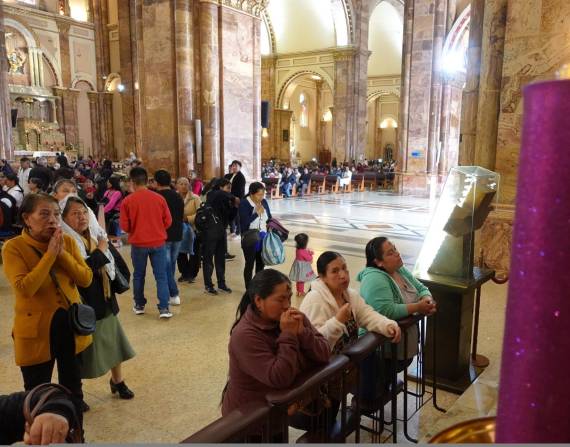 Los fieles asisten a la iglesia de la Catedral de la Inmaculada en Cuenca.