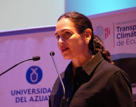 La ministra de Ambiente, Inés Manzano, durante la firma de un convenio con una universidad.