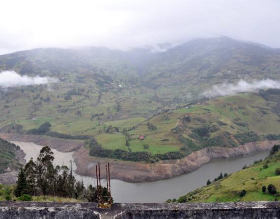 La central hidroeléctrica Mazar junto con Coca Codo Sinclair operadas por el grupo especial de operadores eléctricos de las Fuerzas Armadas.