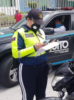 Una agente civil de tránsito realiza controles en Quito.