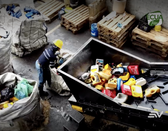 ¿A dónde va el aceite que cambias de tu vehículo? Una iniciativa lo recicla en Ecuador