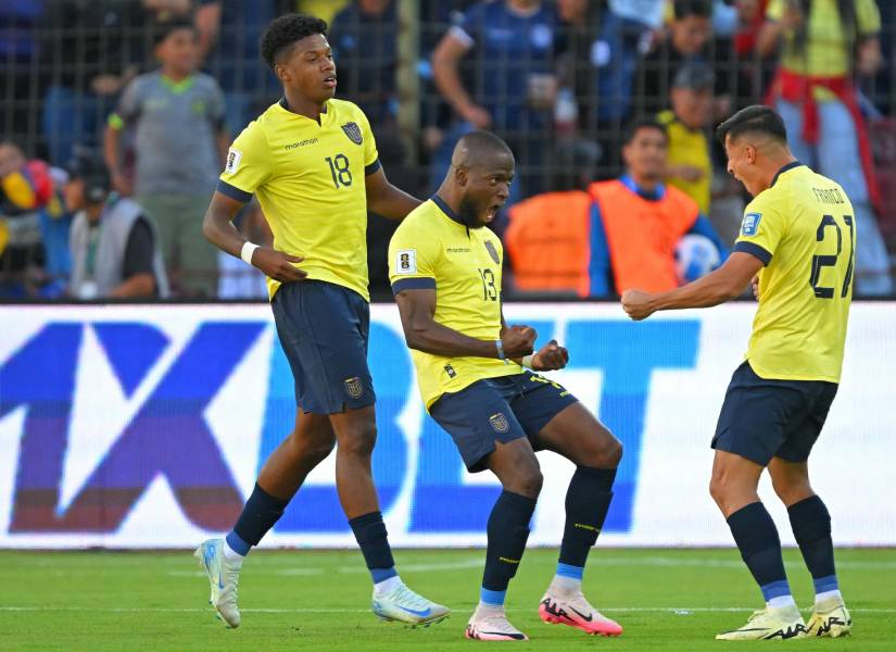 Enner Valencia celebra con Alan Franco, quien dio la asistencia para el gol de cabeza del delantero de Ecuador ante Perú, en Quito, por las eliminatorias sudamericanas.