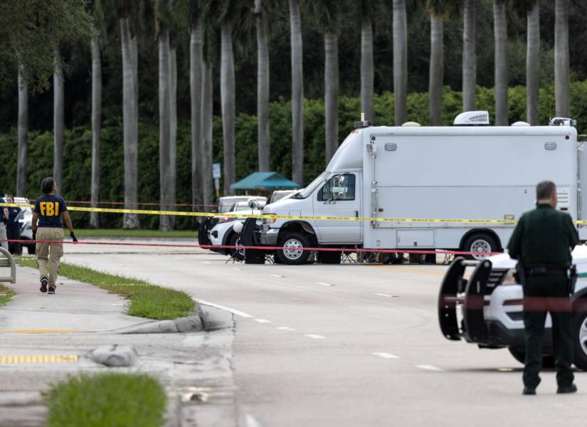 Agentes del sheriff de Palm Beach custodian la entrada del Trump International Golf Club en West Palm Beach, Florida.