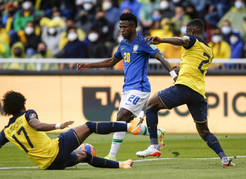 Los jugadores de Ecuador, Angelo Preciado y Félix Torres marcan al brasileño Vinícius Junior, en una imagen de archivo