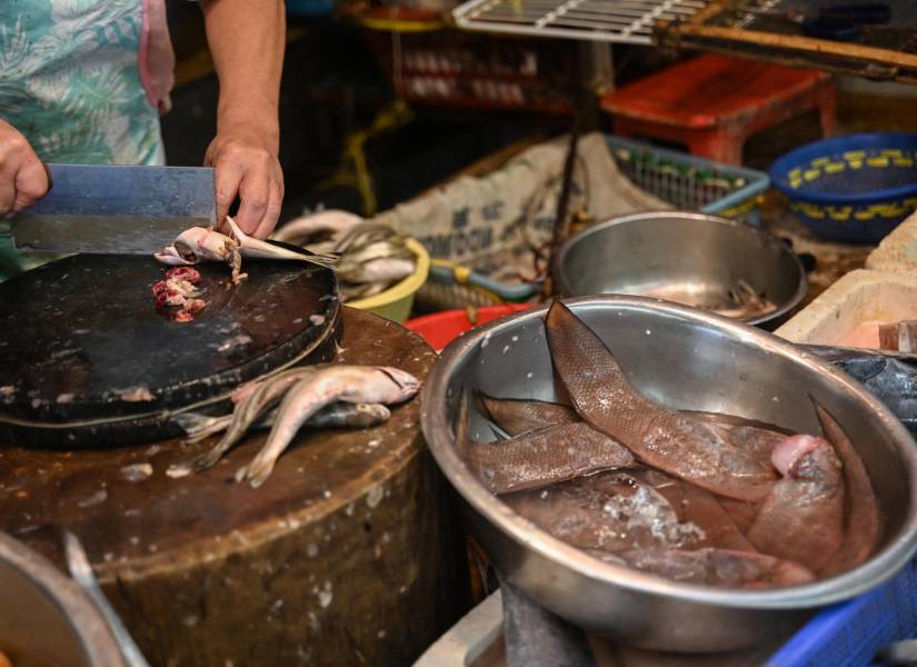 Imagen de archivo de un vendedor de mariscos en un mercado de Hong Kong