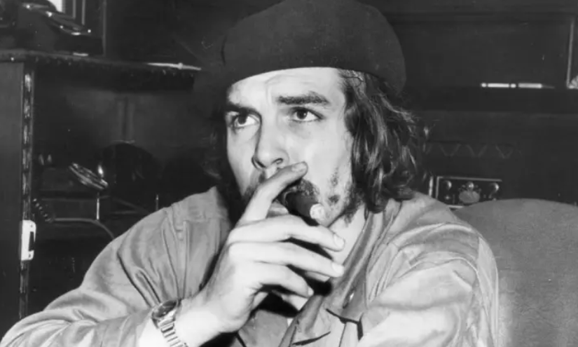 Ernesto Che Guevara, guerrillero argentino y compañero de lucha de Fidel Castro durante la revolución cubana.