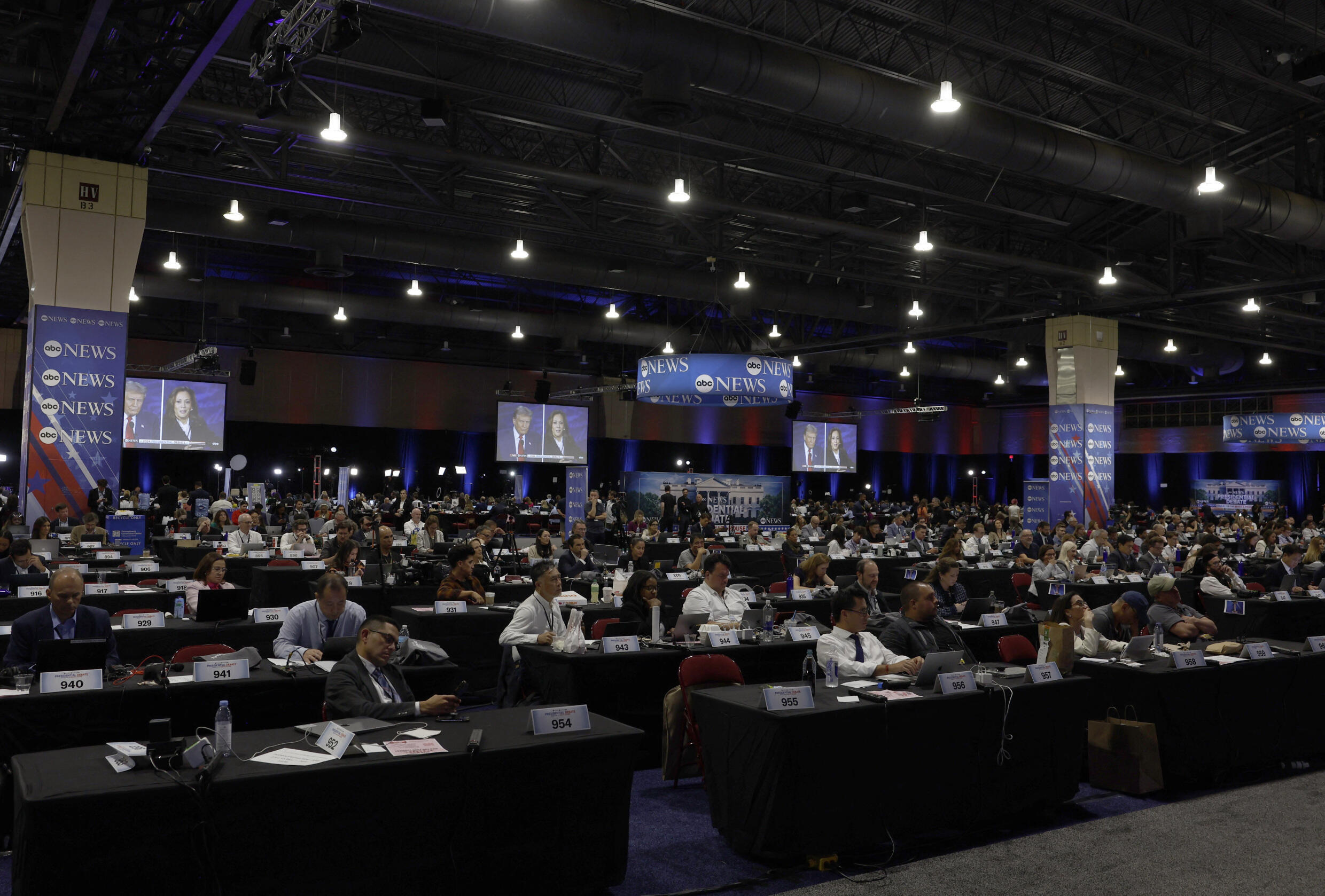 Pantallas muestran el debate presidencial organizado por ABC entre el candidato presidencial republicano, el expresidente estadounidense Donald Trump, y la candidata presidencial demócrata, la vicepresidenta estadounidense Kamala Harris, en Filadelfia, Pensilvania, Estados Unidos, el 10 de septiembre de 2024.