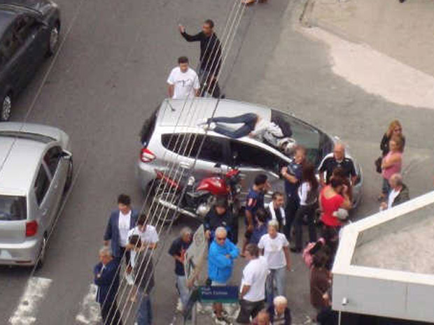 Após colisão, motociclista foi arremessada e parou no teto do carro; ela teve ferimentos leves (Foto: TVTribuna.com/G1)