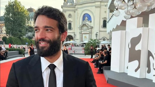 Humberto Carrão usa terno da Louis Vuitton no Festival de Cinema