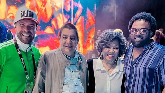 Alcione posa com Diogo Nogueira, Zeca Pagodinho e Xande de Pilares