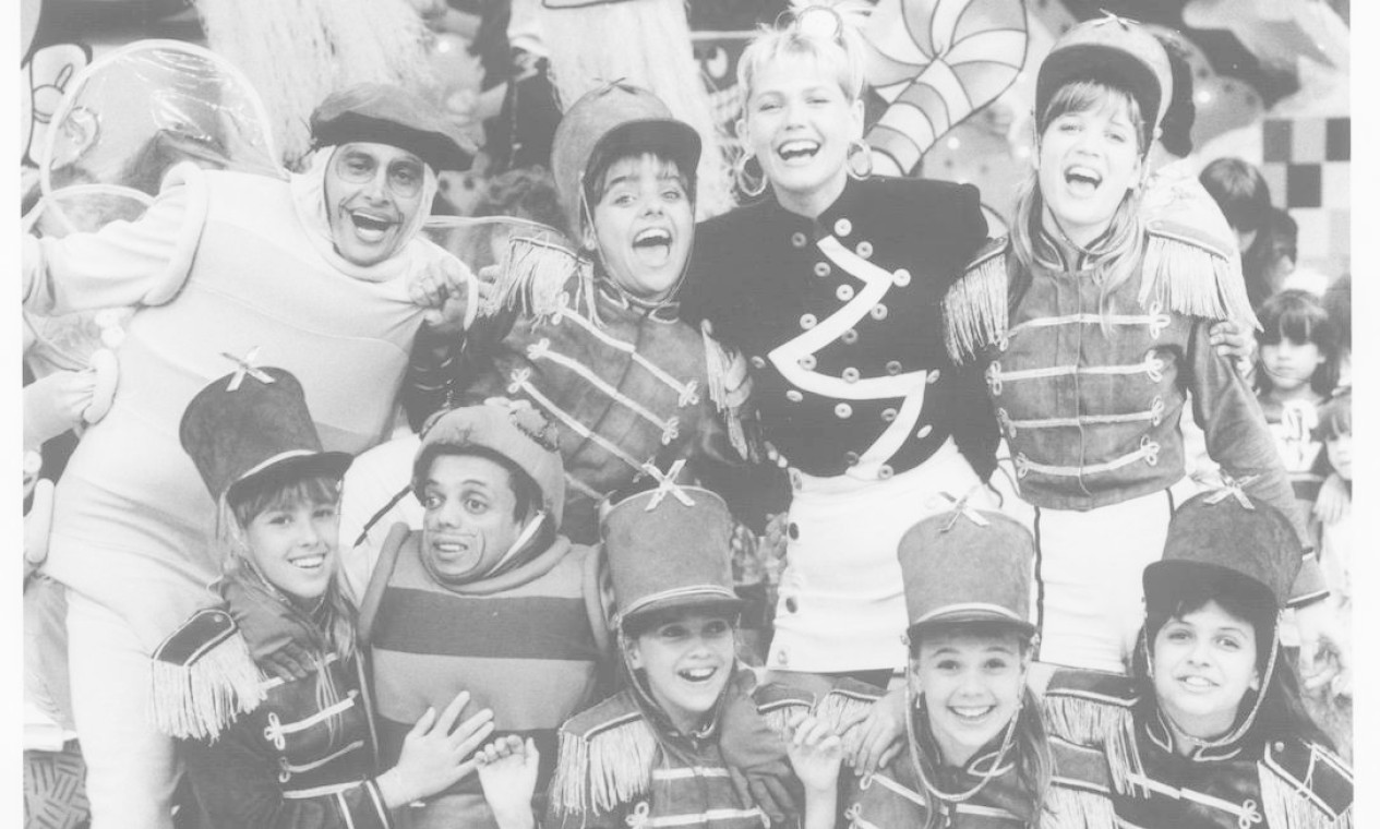 Xuxa, as paquitas e o elenco do "Xou da Xuxa", programa infantil da Rede Globo, na década de 1980  — Foto: Divulgação