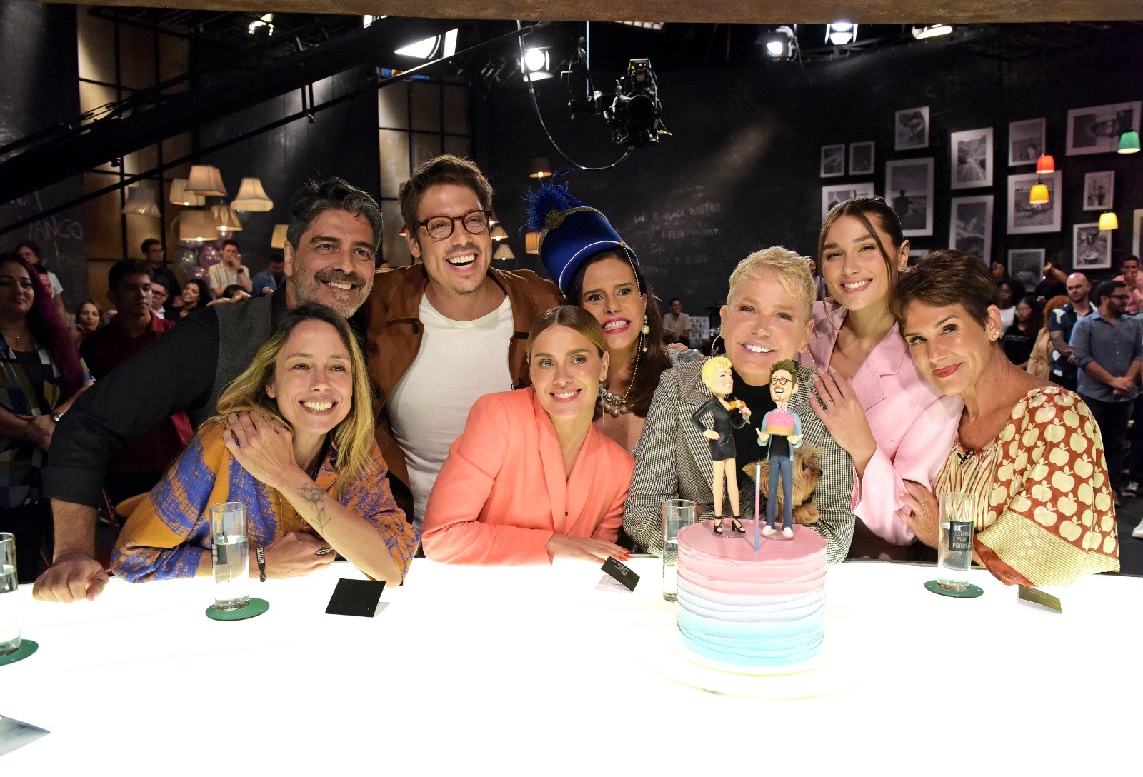 Junno Andrade, Roberta Richard, Fabio Porchat, Carolina Dieckmann, Narcisa Tamborindeguy, Xuxa, Sasha e Andréia Veiga na edição do "Que história é essa, Porchat?" comemorativa dos 60 anos — Foto: Arquivo pessoal