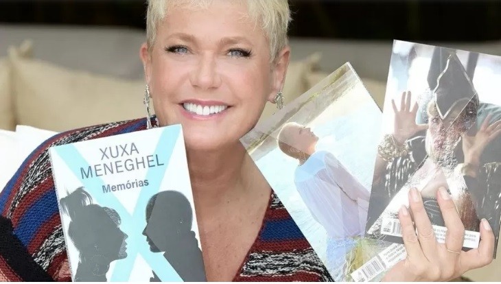 Xuxa com seu livro de memórias e com outros dois. Ela tem um chamado 'Betinho: o amor em forma de criança', a respeito de um menino que pensou em adotar, e 'Maya: bebê arco-íris', sobre uma bebê que é filha de um casal de amigas — Foto: Blad Meneghel/Divulgação