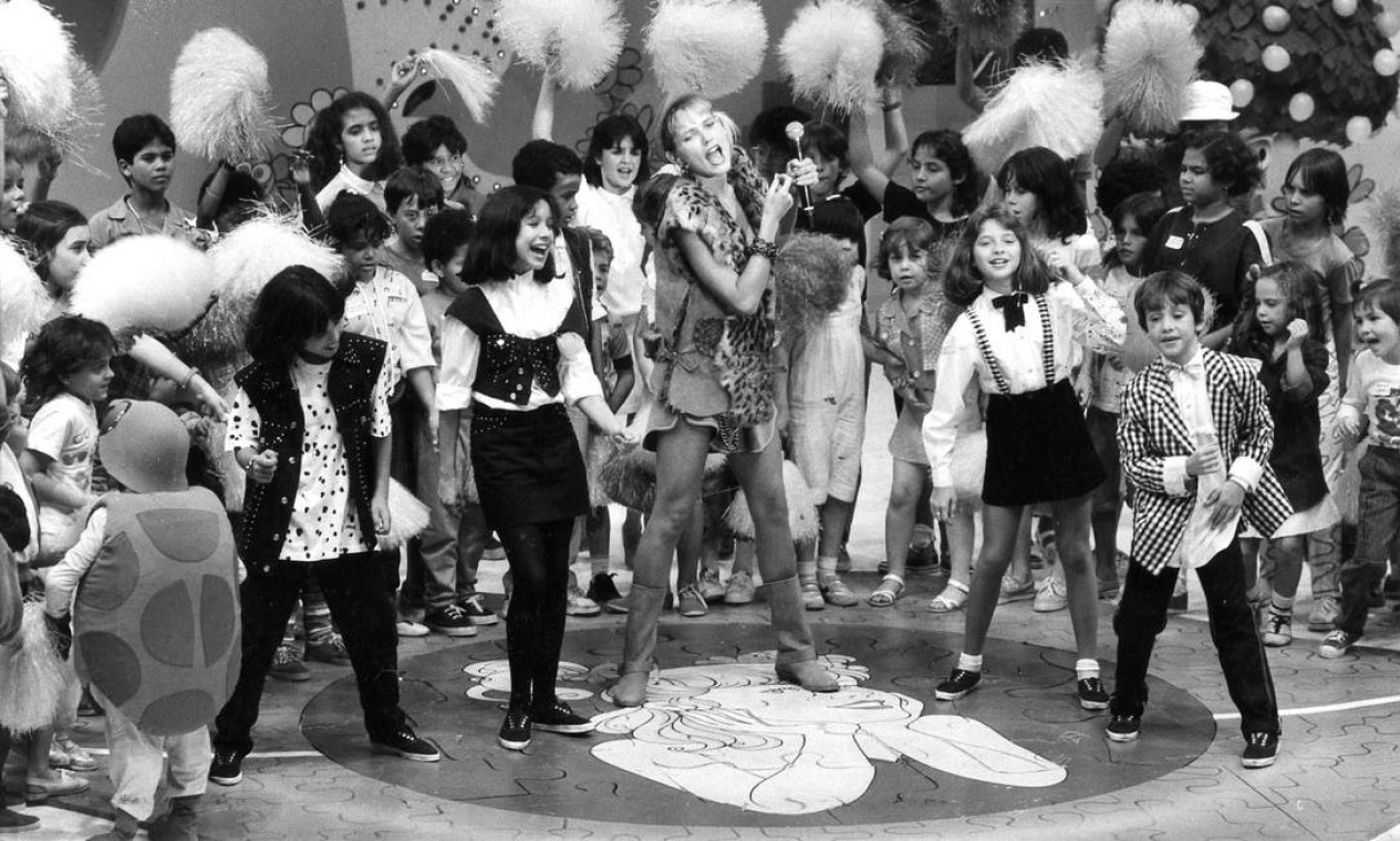 Xuxa no comando do seu programa infantil, "Xou da Xuxa", na Rede Globo, em 1986  — Foto: Fernando Gomes / Agência O Globo