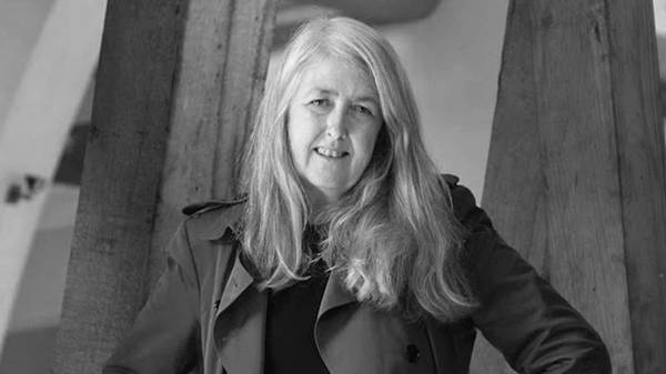 Uma fotografia de Mary Beard, professora de clássicos na Universidade de Cambridge, escritora e apresentadora de televisão.