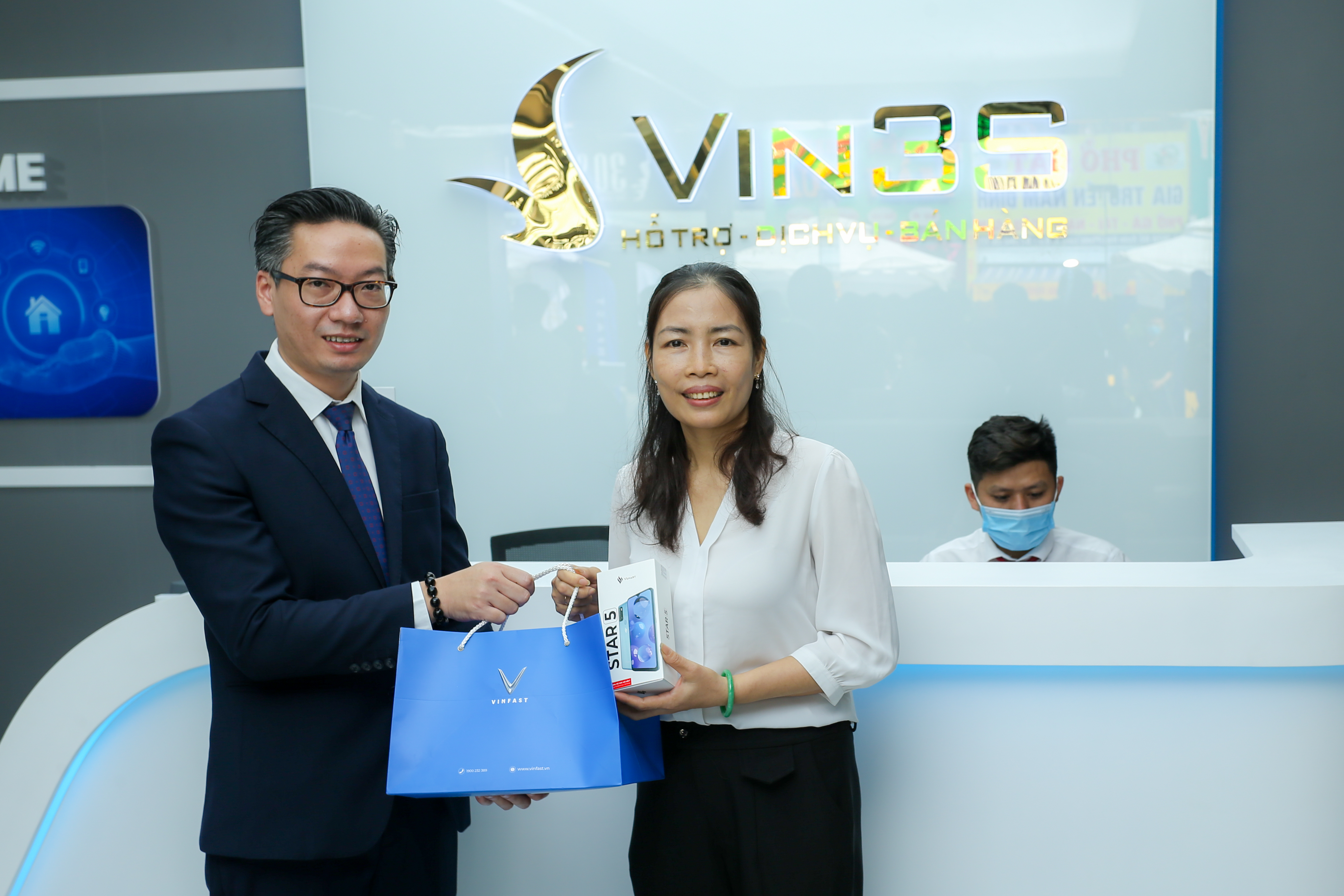 VinSmart gia tang trai nghiem khach hang tu online den offline 