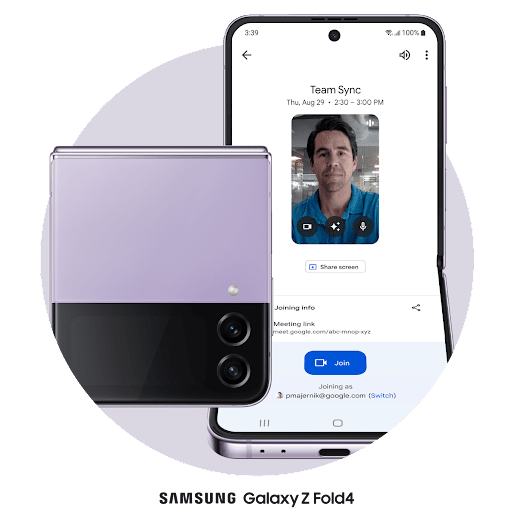 閉じた Google Pixel Fold の隣に、縦に開いた Google Pixel Fold が並んでいる。「Team Sync」という名前の Google Meet のビデオ通話が画面に表示されている。画面に写っている通話の相手が、話を聞いている。