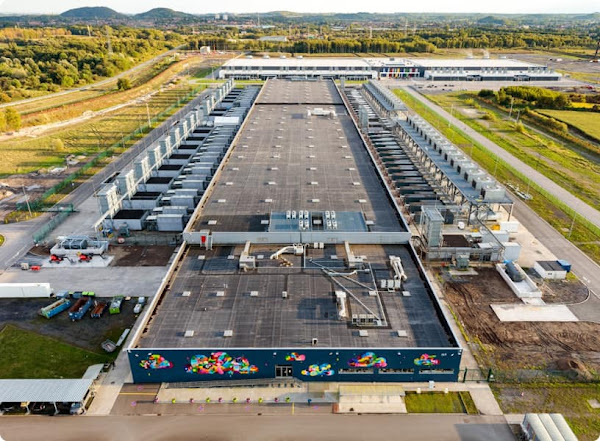 Foto da parte exterior de um data center do Google Cloud.