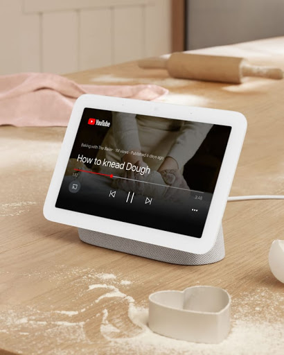 テーブルの上の Google Nest Hub。奥にはいくつかのキッチン用品。