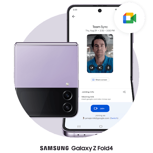 閉じた Google Pixel Fold の隣に、縦に開いた Google Pixel Fold が並んでいる。「Team Sync」という名前の Google Meet のビデオ通話が画面に表示されている。画面に写っている通話の相手が、話を聞いている。Google Meet のロゴが、縦に開いた Google Pixel Fold の横に表示されている。