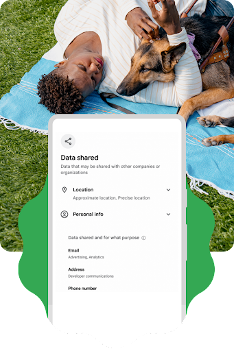 Una persona tumbada sobre una manta en la hierba junto a su perro guía. Utiliza su teléfono Android. Sobre la imagen, aparece una superposición gráfica de la silueta de un teléfono Android. Contiene información detallada de los datos que se comparten con aplicaciones, incluidos los datos de ubicación e información personal. También aparece una sección que muestra el objetivo con el que se han compartidos los datos.