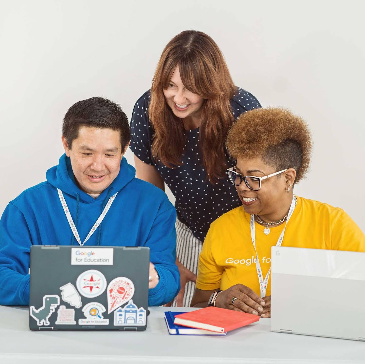 Chromebook'ta işbirliği yapan üç eğitimcinin görseli