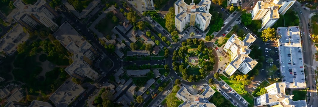 Draufsicht auf Apartmenthäuser in einer Stadt