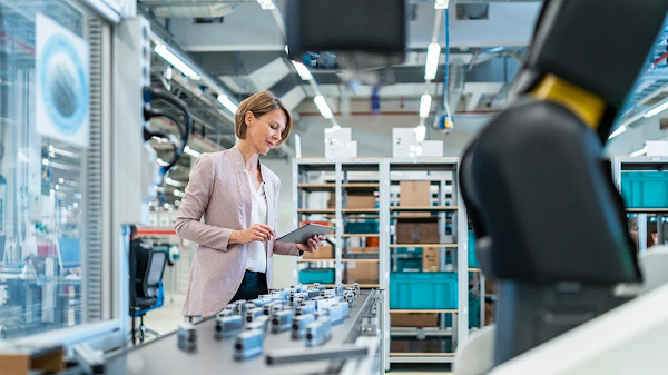 Frau in der Produktion