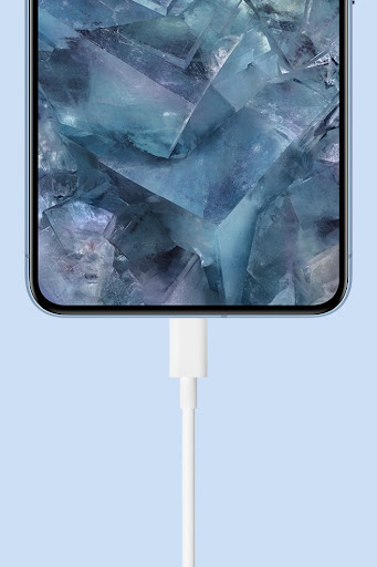 第 2 世代の Google Pixel Stand に置かれた Google Pixel 8 Pro。