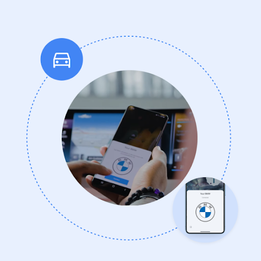 車のダッシュボードに取り付けられたタブレットの前で、両手でスマートフォンを操作している。スマートフォンの画面には [接続] ボタンと BMW のロゴが表示されている。この画像の周りに施された BMW のロゴと車のアイコンは、点線でつながっている。