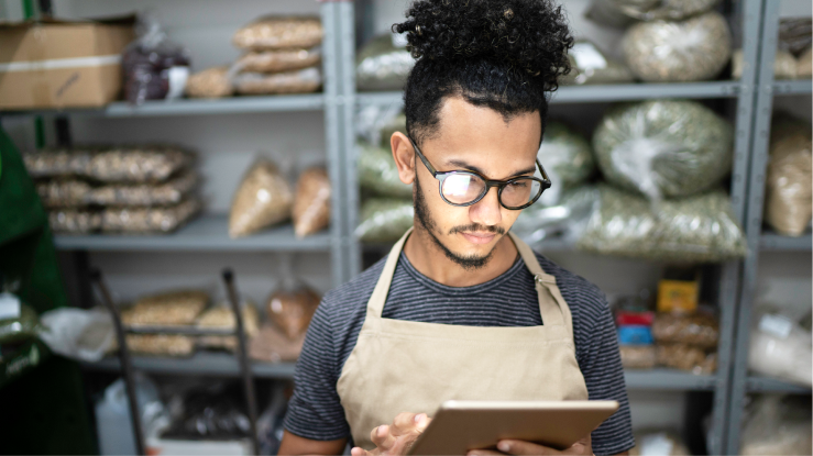 Une personne utilise une tablette dans la chambre froide d'un restaurant
