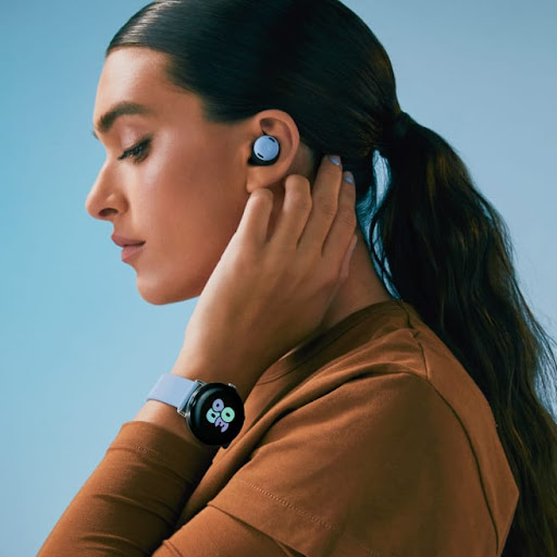 同色の Google Pixel Buds と Google Pixel Watch 2 を装着する人物。