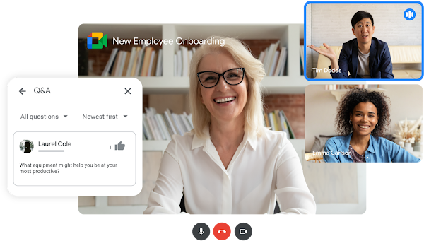Google Meet で Q＆A 機能を使用している 3 人の人物。