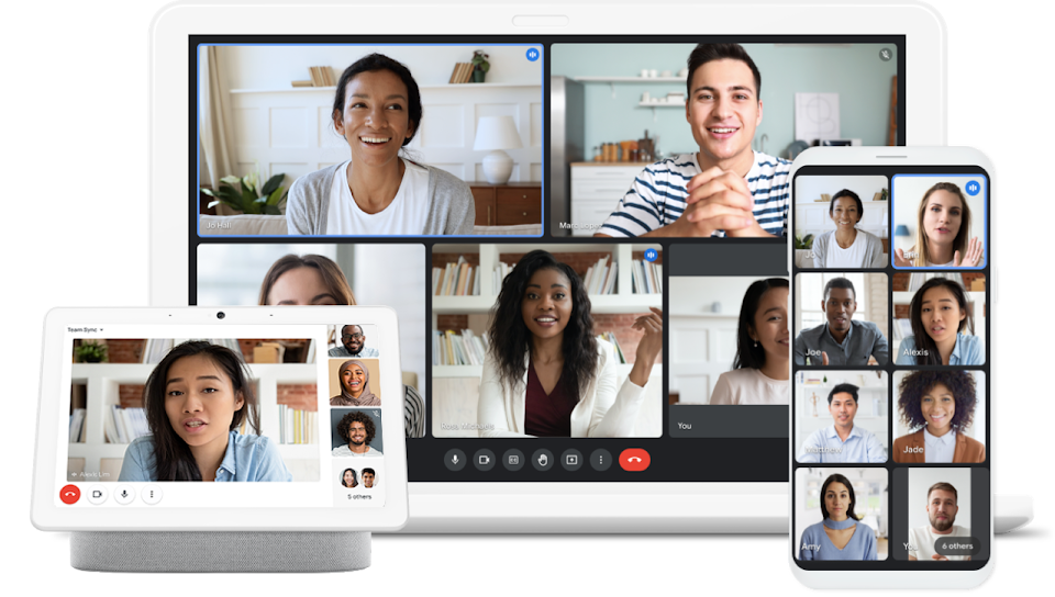 Un portátil, un Google Home y un teléfono Pixel en los que se ven videoconferencias de Google Meet y Duo