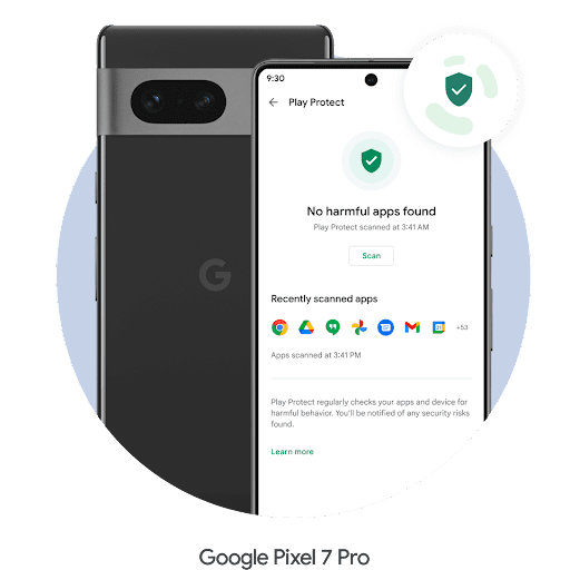 A tela de um smartphone Pixel 7 Pro com o Google Play Protect aberto. O logotipo do Google Play Protect aparece no canto superior direito. Um escudo verde com uma marca de seleção é iluminado e mostra a mensagem "Nenhum app nocivo encontrado", alertando o usuário de que o smartphone está protegido. Ao lado dele está a parte de trás do Pixel 7 Pro.