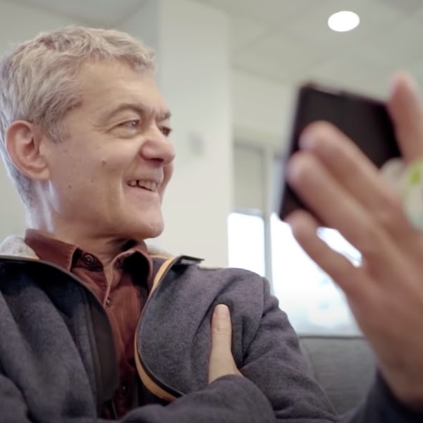 Un hombre habla por teléfono y sonríe