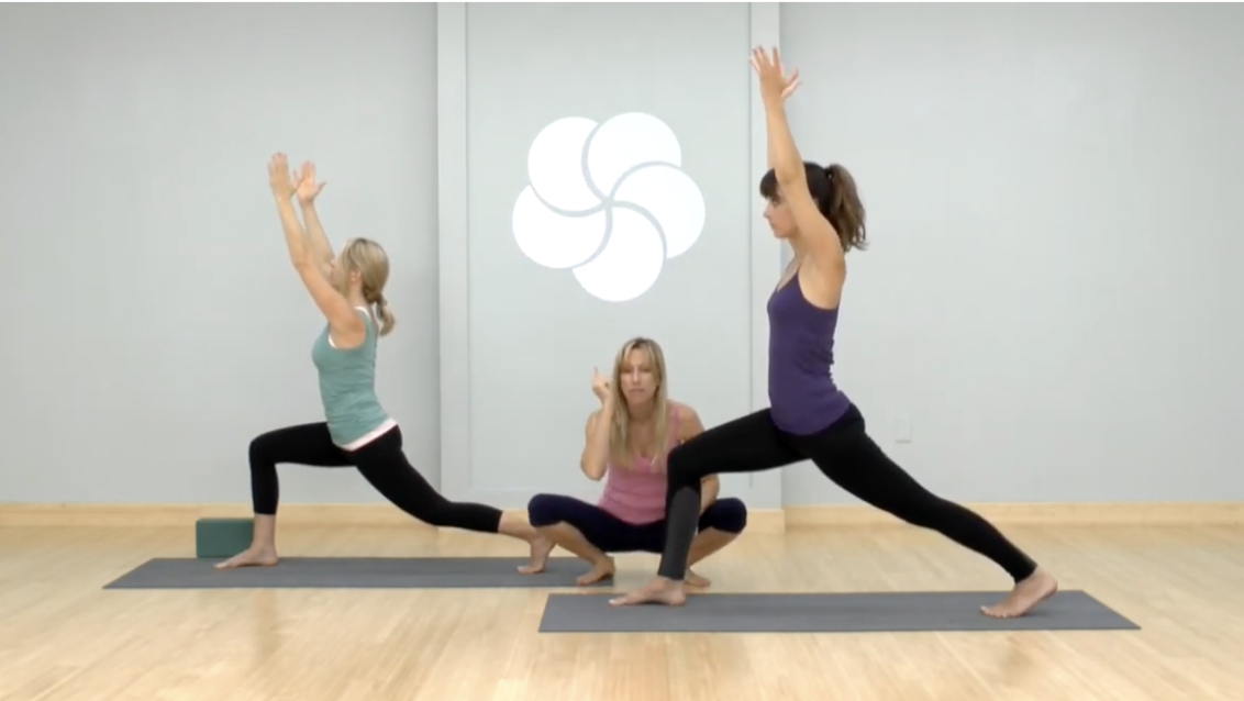 Mulheres fazendo uma pose de yoga em uma aula. 