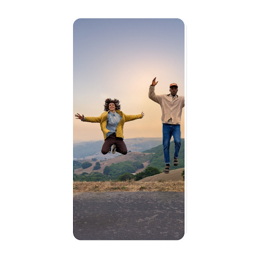 Ejemplo de interacción que demuestra cómo se puede cambiar la posición de elementos y hacer modificaciones en Google Fotos con Editor Mágico. Tres personas saltan en el aire con alegría. Interactúa con los hotspots para darle al cielo una tonalidad dorada y cambiar la posición de una de las personas.