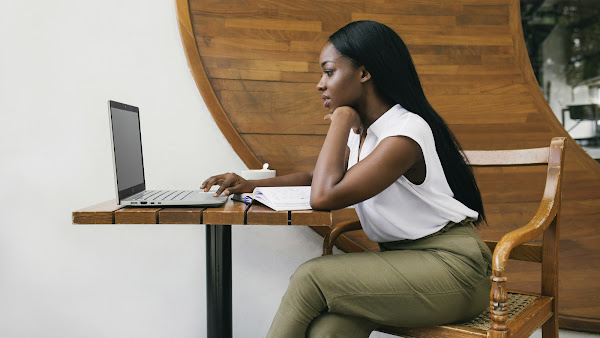 Una mujer mirando la pantalla de su laptop