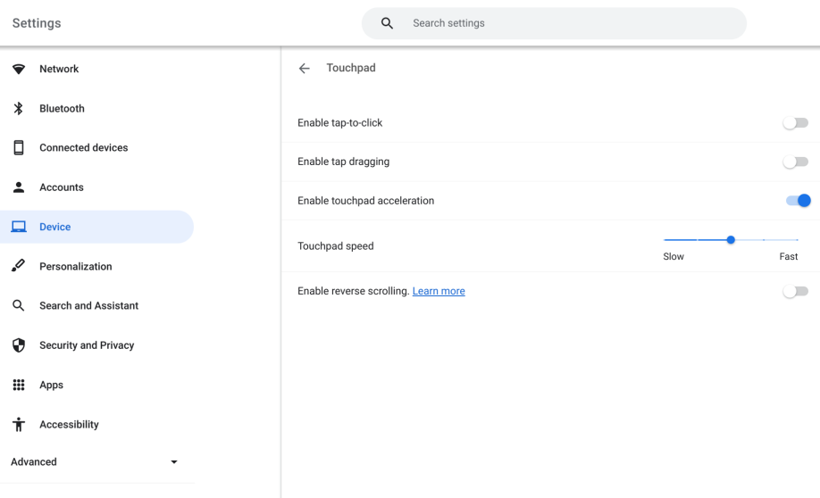 Un usuario personaliza el funcionamiento del panel táctil en la configuración de Google.