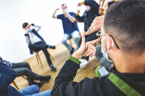 Comment des associations aident les jeunes face à la désinformation.